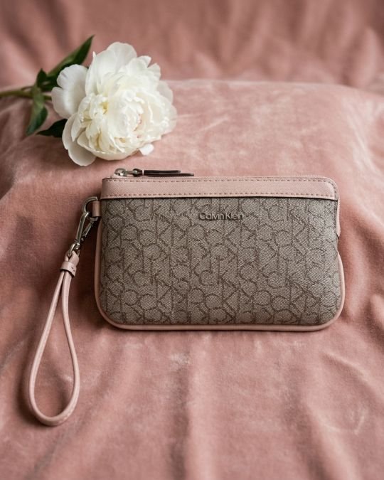Cartera Calvin Klein Monogram Wristlet – Rosa